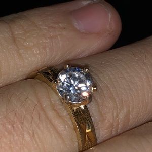 1 carat diamond ring on 8 carat gold ring